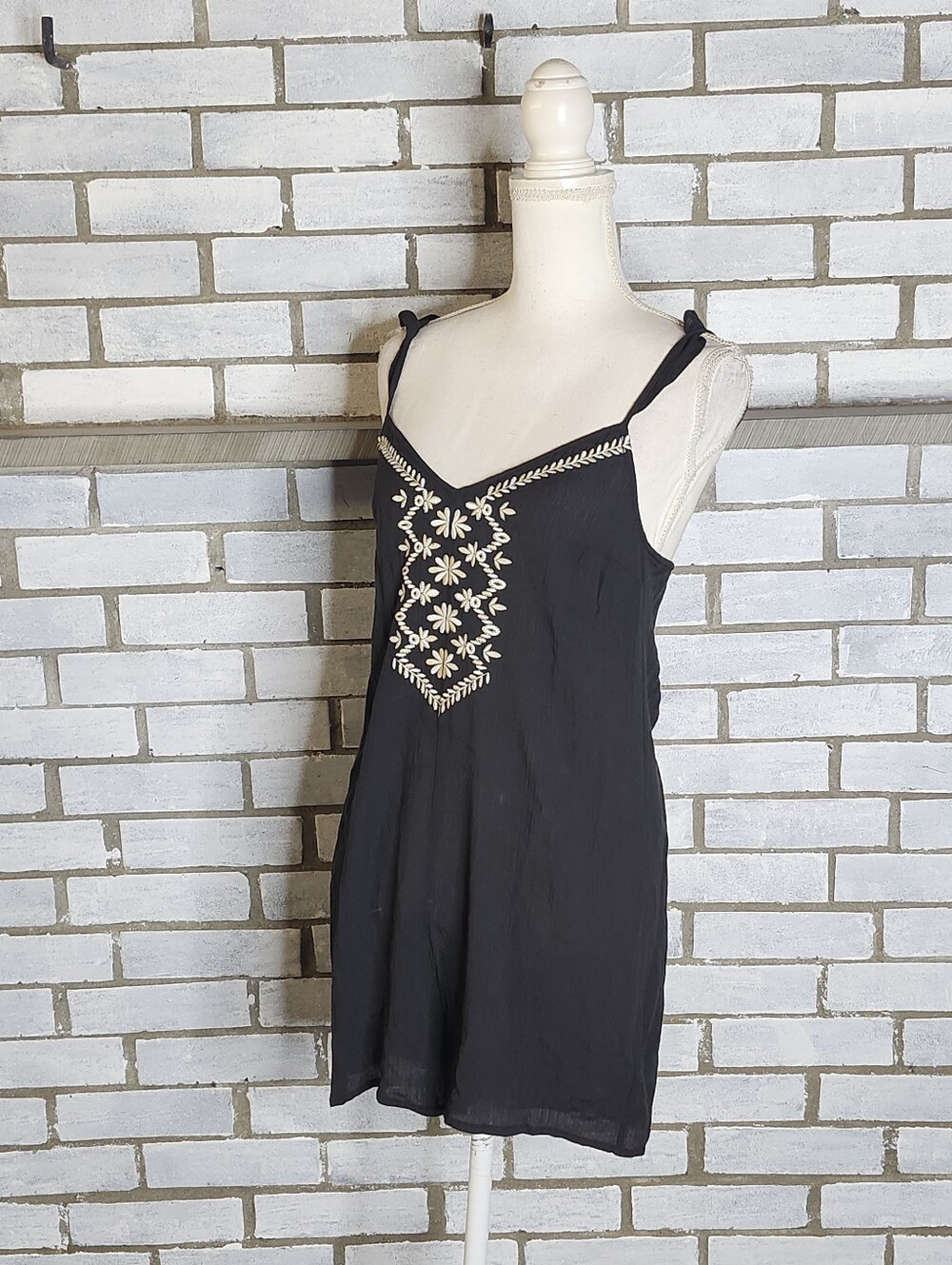 • NWOT Aeropostale Black Floral Embroidered Romper Size S Boho Rayon Festival